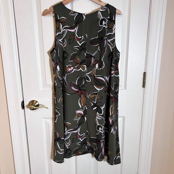 Halogen Dark Green Floral Shift Dress Size Large Spring Resort Travel Neutral - Picture 3 of 3